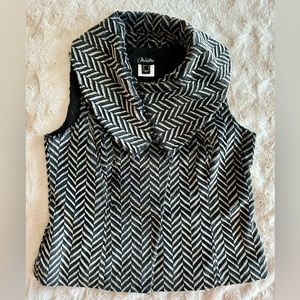 Nueva faux fur vest Size 10. Made in Canada. EUC Black and Beige/tan lined warm